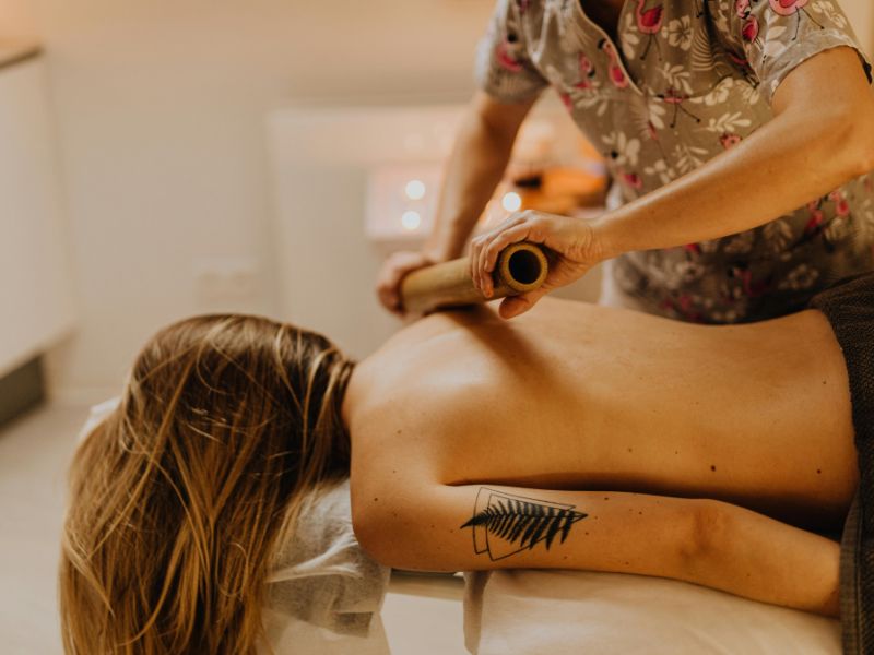 Executar terapias holísticas complementares da massagem