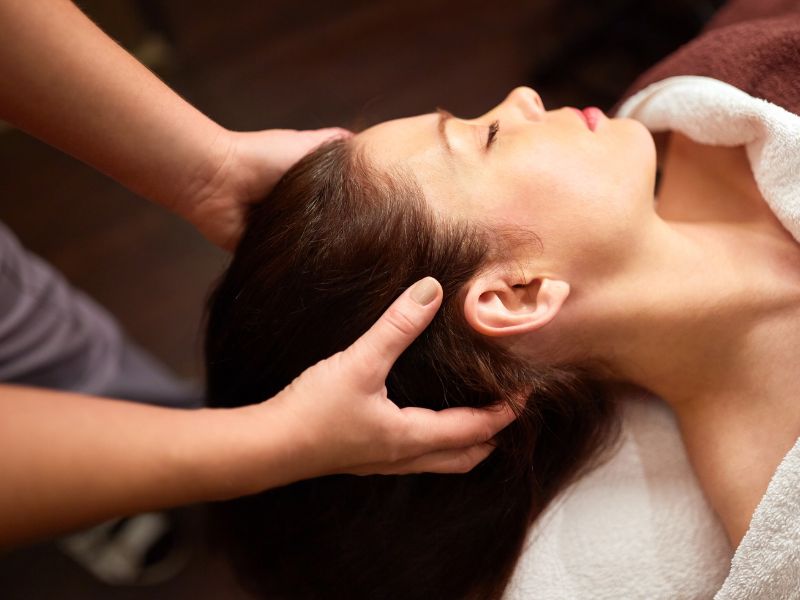 Executar massagem Indiana à cabeça